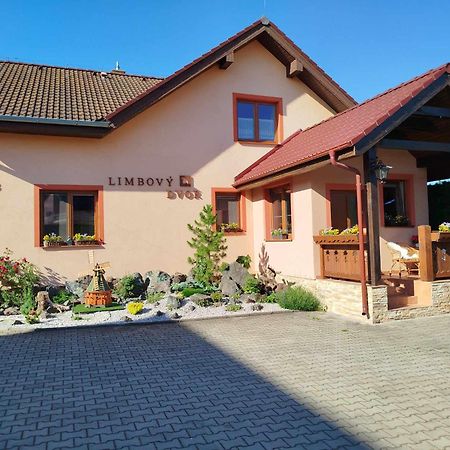 Pezion Limbovy Dvor Hotel Врбов Екстериор снимка