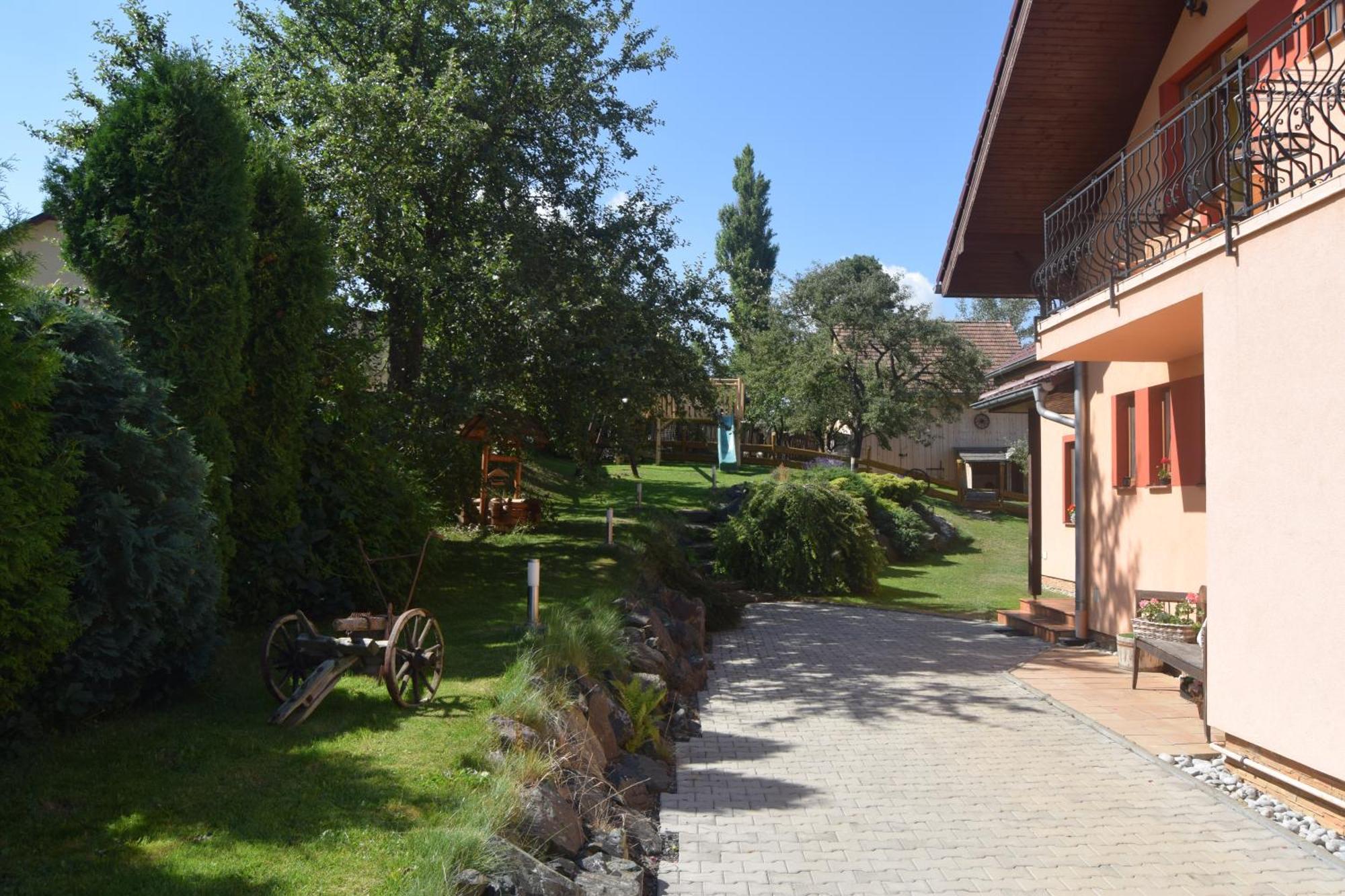 Pezion Limbovy Dvor Hotel Врбов Екстериор снимка